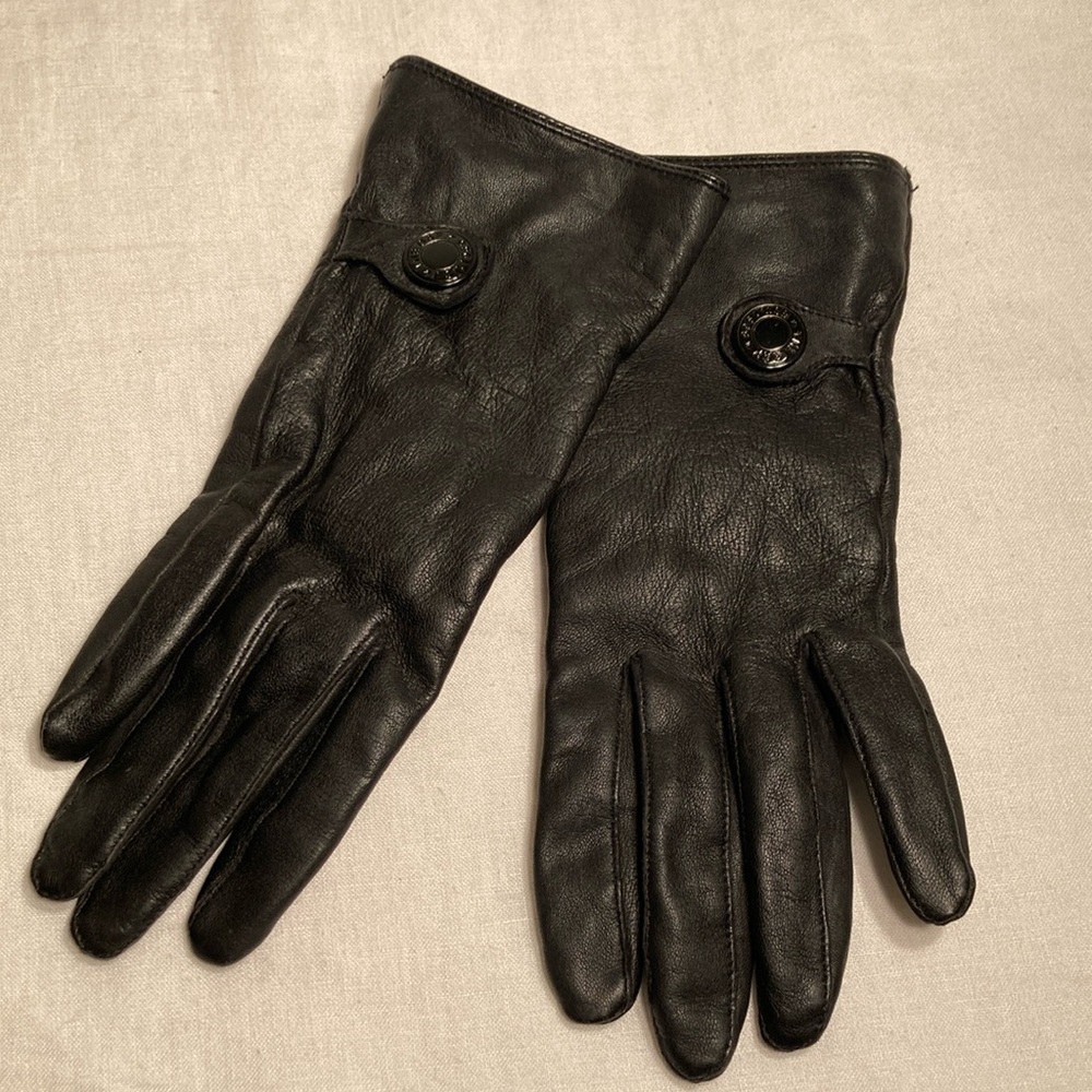 Gap buttery leather women’s gloves with snap M/L fits like a small